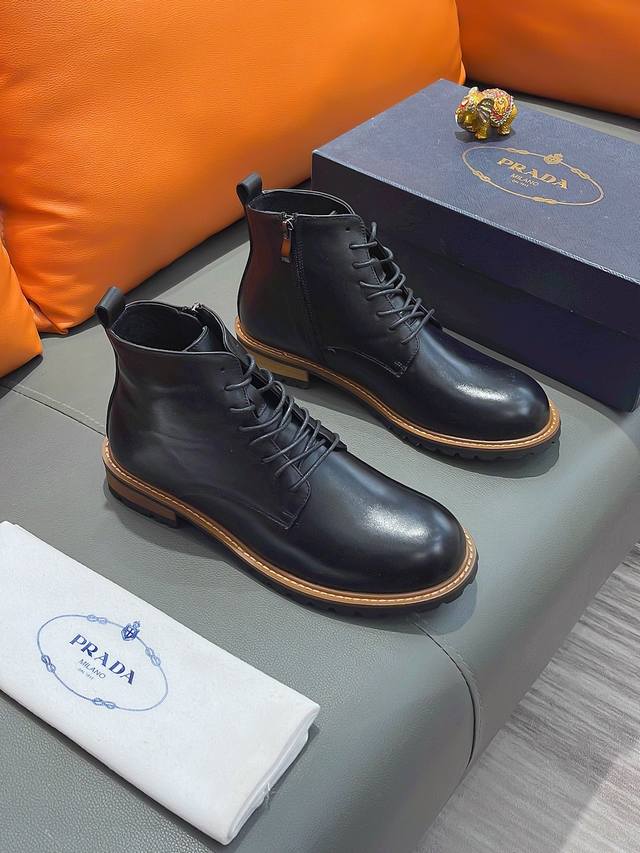 商品名称：Prada 普拉达 正规码数: 38-44 高帮鞋 商品材料：精选 牛皮鞋面，柔软羊皮垫脚，原厂特供大底。