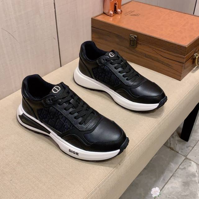 新款: 厂价: 迪奥dior* 最新爆款休闲鞋，顶端品牌奢侈～代购，顶级～质量。鞋面選用进口透气牛皮搭配布料材质透气羊皮垫脚 精细做工。原版个性时尚柔软橡膠耐磨
