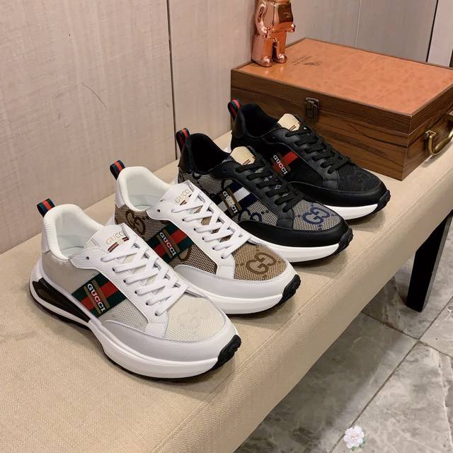 新款: 厂价: 古奇gucci* 最新爆款休闲鞋，顶端品牌奢侈～代购，顶级～质量。鞋面選用进口透气牛皮搭配布料材质透气羊皮垫脚 精细做工。原版个性时尚柔软橡膠耐