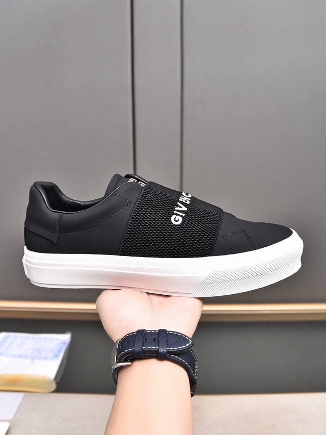 纪梵希 Givenchy 低帮 标准码：38-44； 45 46 可以定做 等级：官网同款 原单品质材料：原版小牛皮，搭配原版水染羊皮内里牛皮乳胶鞋垫 ，原版防