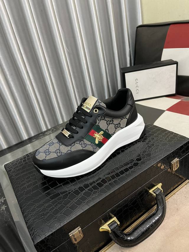 出厂价： Gucci 古奇 最新休闲男鞋，欢迎1:1对比，爆单款香港专柜休闲鞋，专柜品质，支持验货，优质做工，鞋面采用意大利进口胎牛皮 透气网里鞋垫原版时尚运动