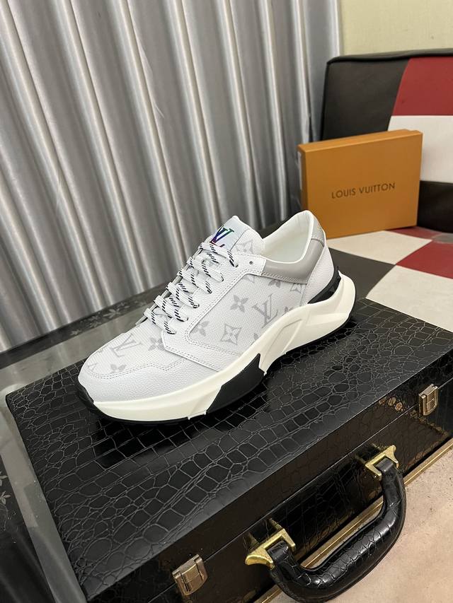 出厂价： Lv 路易威登。最新潮鞋休闲鞋实体店爆款。新品春夏季舒适进口定制原版牛皮，独特提花面料元素设计。搭配羊皮内里，Lv原版底，高端包装高品质细节决定品质、