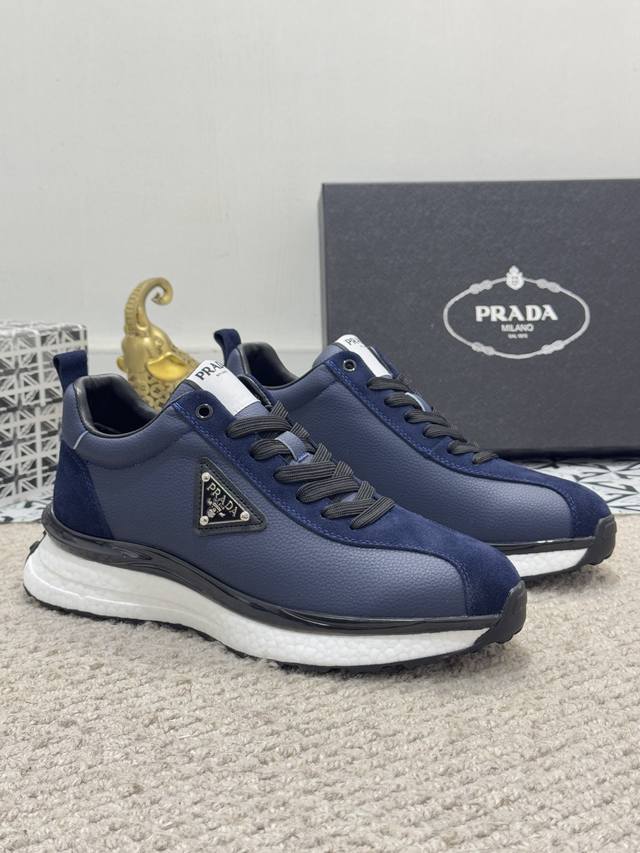 出厂价 实价 高端精品-Prada 普拉达 专柜最新款运动鞋出货 领先专柜款你懂的 。面料精选牛皮面搭配五金配件制作而成。内里:羊皮内里羊皮垫脚。高端气垫开模防