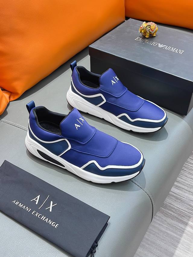 商品名称：Armani 阿玛尼 正规码数: 38-44 套脚鞋 商品材料：精选 牛皮弹力布鞋面，柔软羊皮垫脚；原厂特供大底。