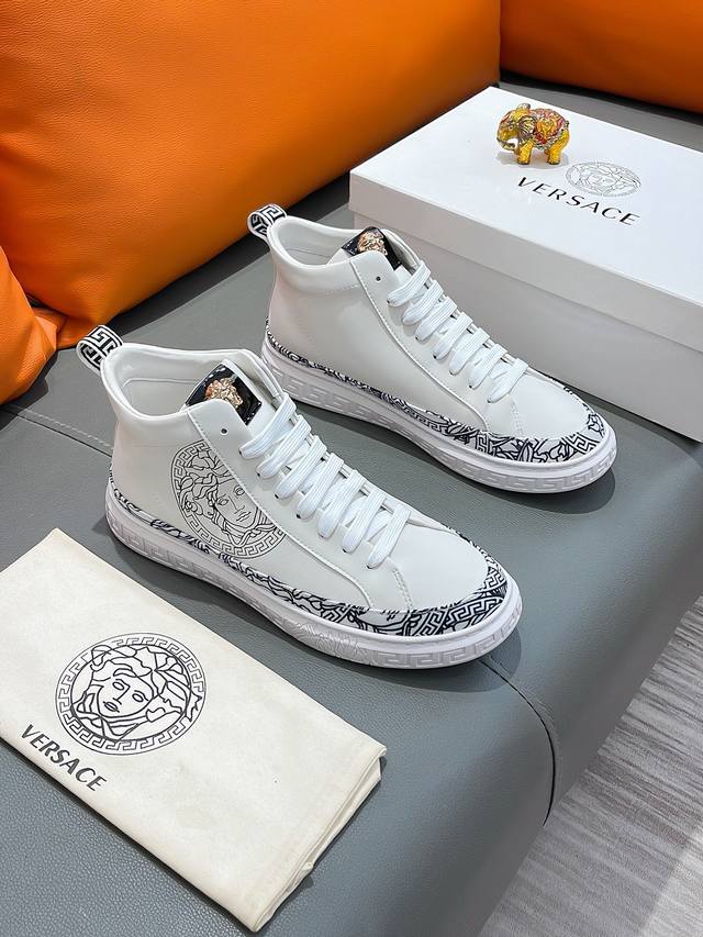 商品名称：Versace 范思哲 正规码数: 38-44 高帮鞋 商品材料：精选 牛皮鞋面，柔软羊皮内里；原厂大底。