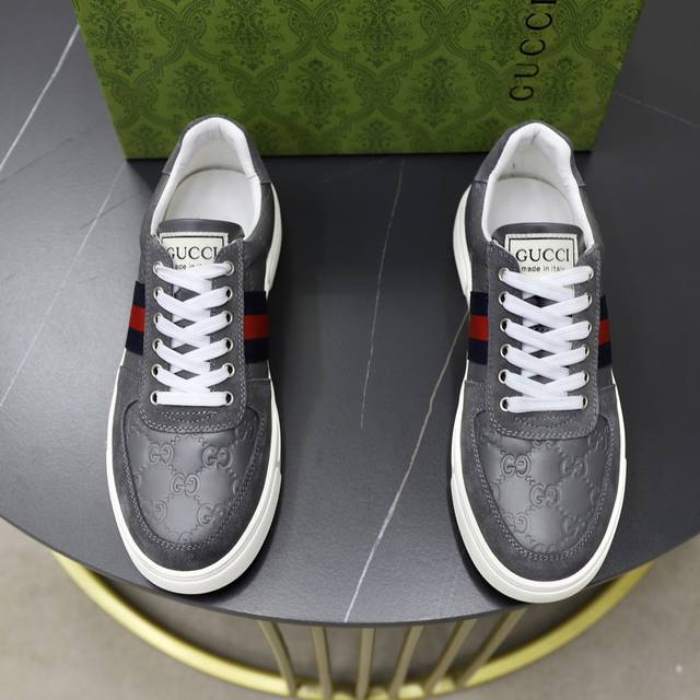 出厂价： 品牌：古奇gucci 标准码：38–44 45可订做 等级：官网同款 材料：原版牛皮面料 舒适羊皮内里 轻便耐磨大底 款式类别：男士时尚休闲鞋靴 跑步