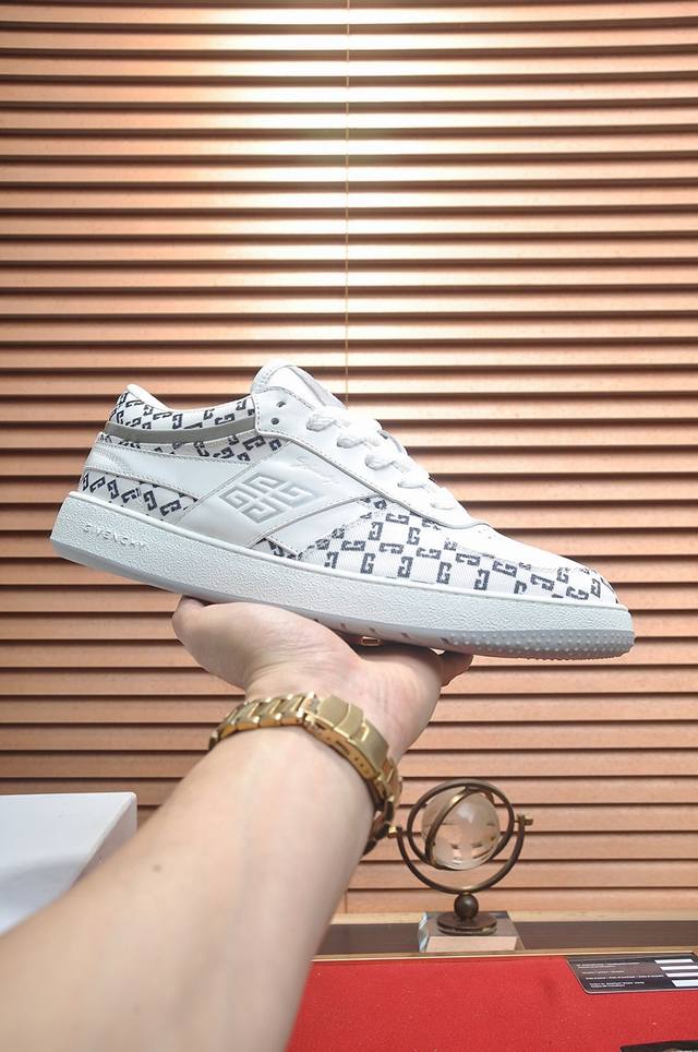 出厂价 Givenchy.纪梵希 专柜同步发售鞋面：意大利进口品牌印花布匹 尽显奢华，透气网布内里加上双层组合，脚感舒适，鞋底：原厂特供橡胶发泡大底，轻便，舒适
