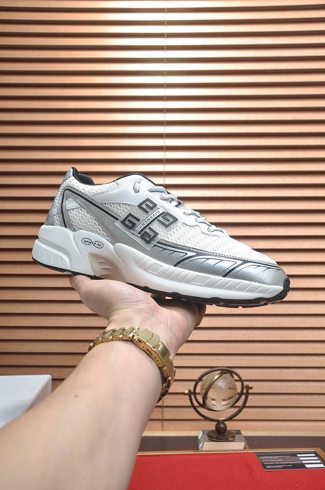 出厂价 Givenchy.纪梵希 专柜同步发售鞋面：意大利进口品牌印花布匹 尽显奢华，透气网布内里加上双层组合，脚感舒适，鞋底：原厂特供橡胶发泡大底，轻便，舒适