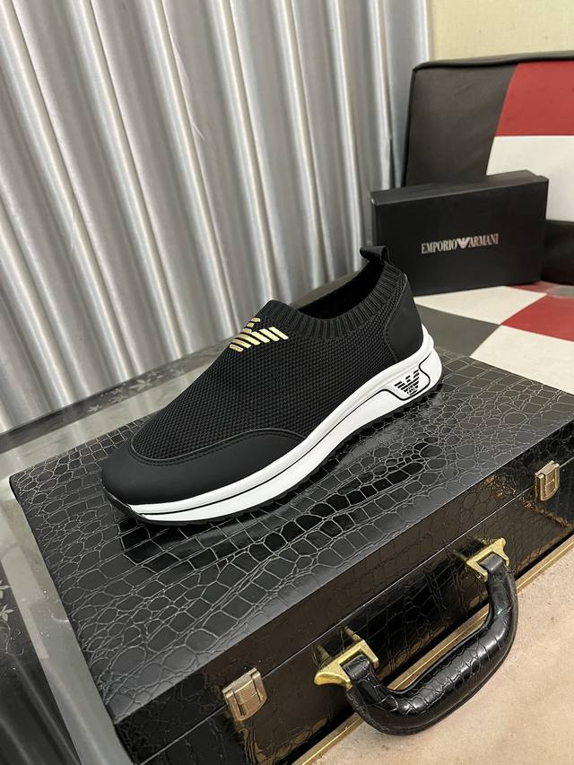 出厂价： 阿玛尼 Armani 男士休闲鞋新款上市 鞋面头层牛皮真皮内里进口原版大底完美造型顶级品质，鞋面logo电绣显得鞋型饱满，立体感十足，舒适透气超级百搭