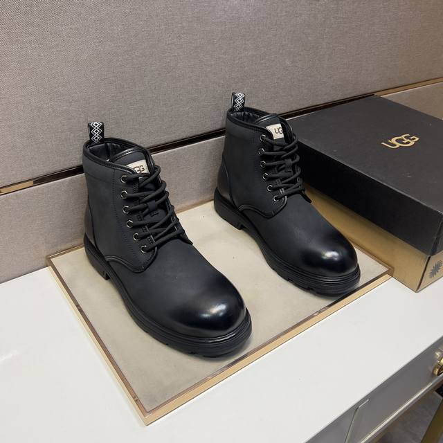 出厂价 Ugg～ 男士休闲雪地靴，2024Z柜同步发售 码数:38-44# 2个颜色鞋面选用多材质拼接全真羊毛内里，舒适透气，鞋底：原版舒适耐磨大底，实物拍摄实