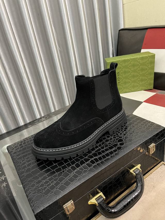 出厂价： 商品商标：Gucc* 古奇* 高帮靴子 正码码数: 38-44 可订做45.46 商品材料：鞋面进口磨砂皮，牛皮内里，原版大底。