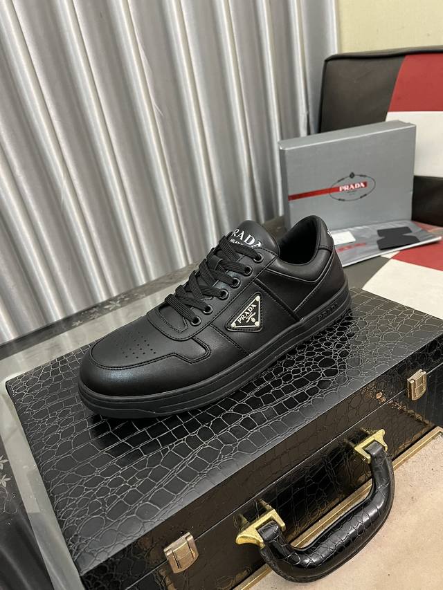 出厂价： 普拉达prada* 最新爆款休闲鞋，顶端品牌，顶级～质量。专柜同卖产品鞋面選用进口透气牛皮搭配材质透气羊皮内里 精细做工。原版个性时尚柔软橡膠耐磨大底