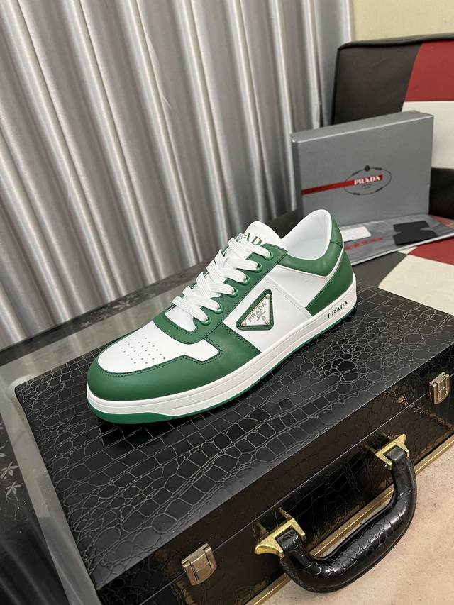出厂价： 普拉达prada* 最新爆款休闲鞋，顶端品牌，顶级～质量。专柜同卖产品鞋面選用进口透气牛皮搭配材质透气羊皮内里 精细做工。原版个性时尚柔软橡膠耐磨大底