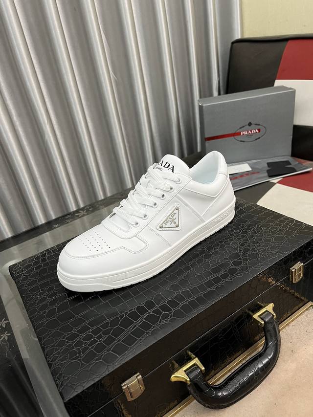 出厂价： 普拉达prada* 最新爆款休闲鞋，顶端品牌，顶级～质量。专柜同卖产品鞋面選用进口透气牛皮搭配材质透气羊皮内里 精细做工。原版个性时尚柔软橡膠耐磨大底