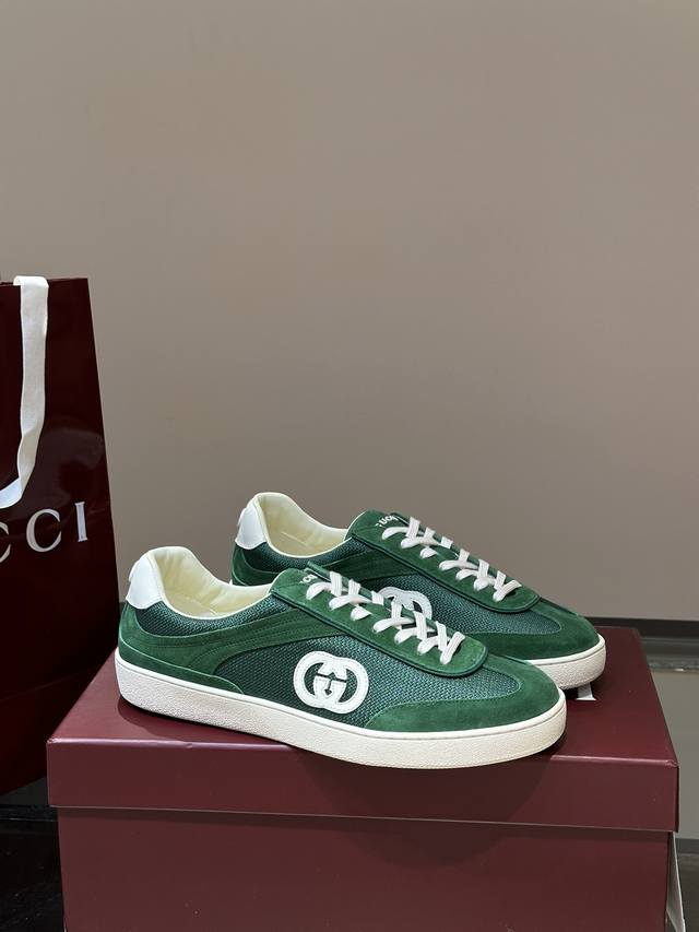 出厂价 实价 Gucc*古奇-德训鞋24Ss春夏新品，情侣款运动鞋出货，这款运动鞋设计灵感源自意大利海岸的夏日风情和海滩俱乐部。低调内敛的互扣式双g巧妙呼应贯穿