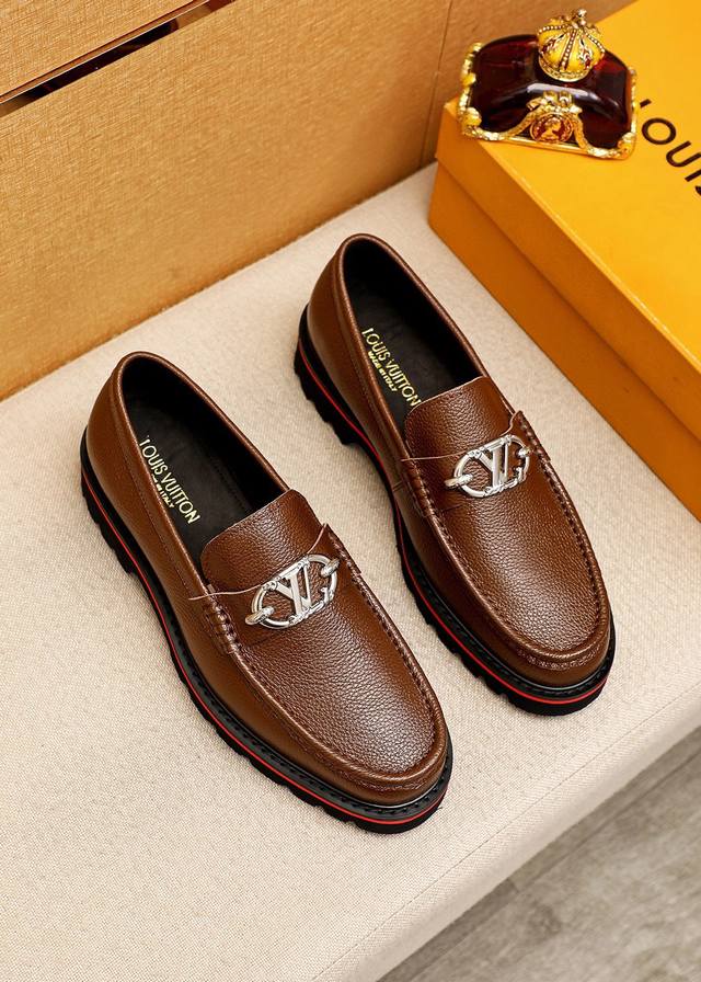 商品商标：Louis Vuitton 路易威登 休闲皮鞋 正码码数: 38-44 45.46订制 商品材料：精选 进口头层荔枝纹牛皮鞋面+原版五金扣，进口头层牛