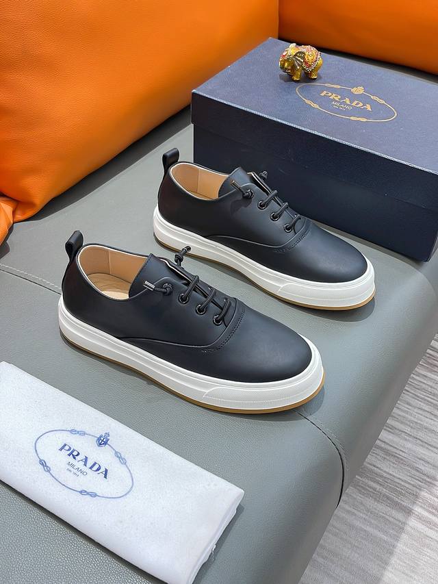 商品名称：Prada 普拉达 正规码数: 38-44 休闲鞋 商品材料：精选 牛皮鞋面，柔软羊皮垫脚，原厂特供大底。