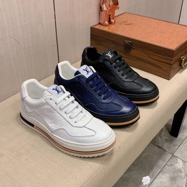 新款: 厂价: Lv* 最新爆款休闲鞋，顶端品牌奢侈～代购，顶级～质量。鞋面選用进口透气牛皮搭配材质透气羊皮垫脚 精细做工。原版个性时尚柔软橡膠耐磨防滑大底，上