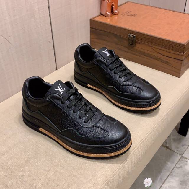 新款: 厂价: Lv* 最新爆款休闲鞋，顶端品牌奢侈～代购，顶级～质量。鞋面選用进口透气牛皮搭配材质透气羊皮垫脚 精细做工。原版个性时尚柔软橡膠耐磨防滑大底，上