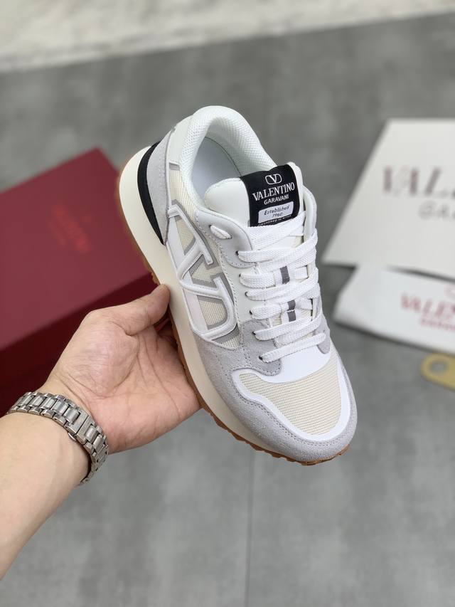 工厂价 实价 华伦天奴 Valentino 早秋新款v Logo Pace慢跑鞋 鞋身超大v Logo搭配鞋舌细节铭牌，体现出独特的3D视觉效果，吸睛天花板。