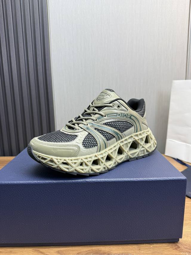 工厂价 Dior 迪奥 B35最新款老爹运动鞋 老爹鞋 以时髦复古风格丰富经典系列。精心制作，可全年与休闲造型搭配 顺应复古市场的趋势的 Dad Shoes风格
