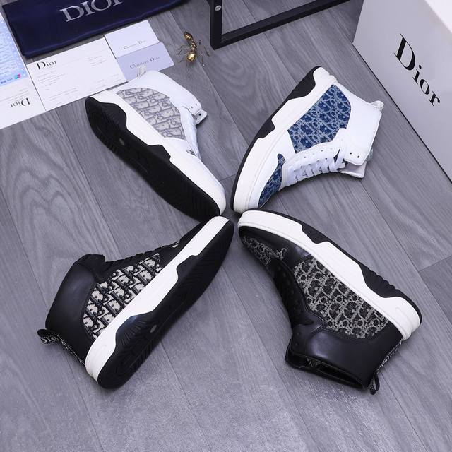 商品商标：Dior 迪奥 高帮休闲鞋 正码码数: 38-44 商品材料：精选 牛皮拼接透气织布鞋面 羊皮内里 橡胶大底