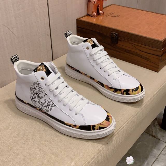 高帮新款: 厂价: 范思哲versace* 最新爆款休闲鞋，顶端品牌奢侈～代购，顶级～质量。鞋面選用进口透气牛皮搭配材质透气羊皮垫脚 精细做工。原版个性时尚柔软