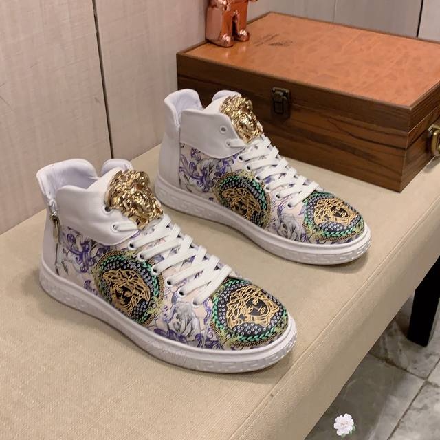 高帮新款: 厂价: 范思哲versace* 最新爆款休闲鞋，顶端品牌奢侈～代购，顶级～质量。鞋面選用进口透气牛皮搭配材质透气羊皮垫脚 精细做工。原版个性时尚柔软