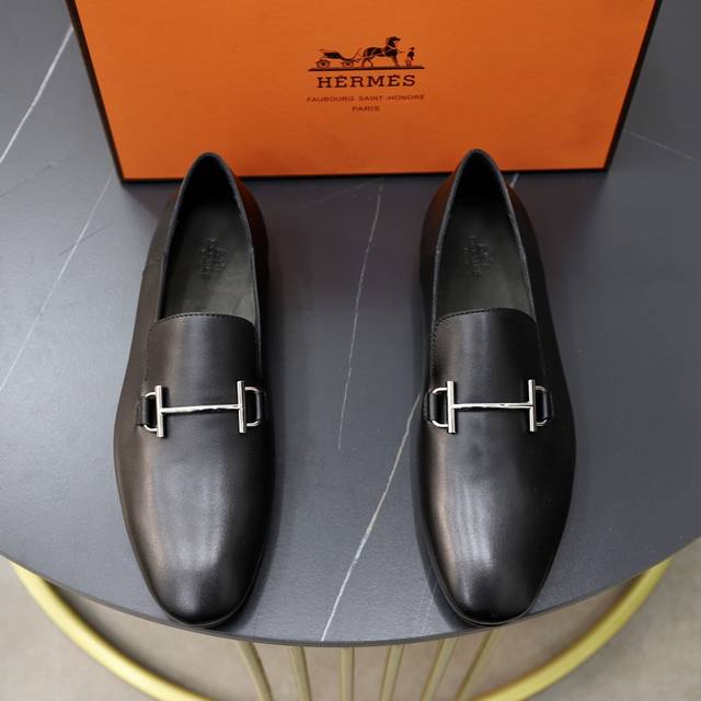 出厂价： 牛里 品牌：爱马仕hermès 标准码：男码38-44 45 46定做 等级：原单品质 材料：原版牛皮面 成熟男人的魅力 加厚牛皮内里 原版耐磨轻便柔