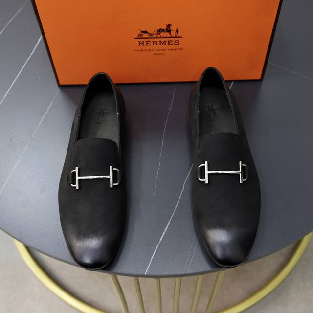 出厂价： 牛里 品牌：爱马仕hermès 标准码：男码38-44 45 46定做 等级：原单品质 材料：原版牛皮面 成熟男人的魅力 加厚牛皮内里 原版耐磨轻便柔