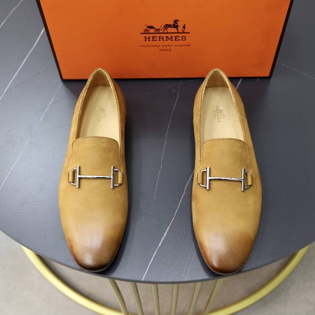 出厂价： 牛里 品牌：爱马仕hermès 标准码：男码38-44 45 46定做 等级：原单品质 材料：原版牛皮面 成熟男人的魅力 加厚牛皮内里 原版耐磨轻便柔