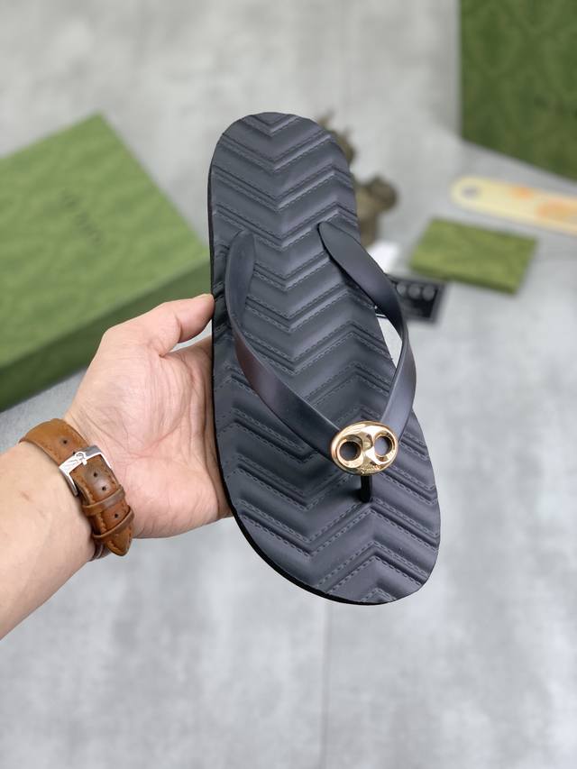 工厂价 实价 Gucci 古驰新款休闲拖鞋，官网1:1、高品质 完美做工 透射出一种尊贵奢华，高端超凡工艺中升华其奢侈定义。码数；38-45 ；多色选