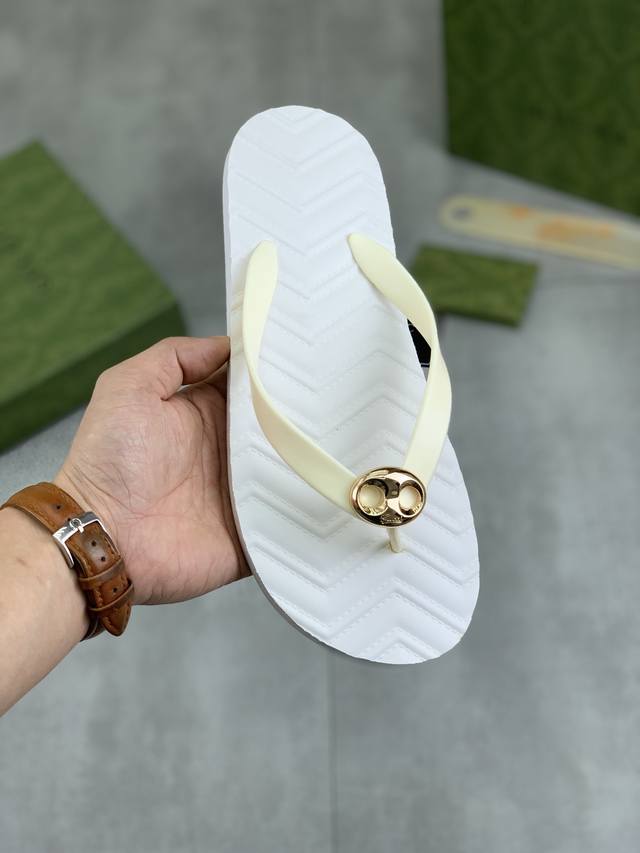 工厂价 实价 Gucci 古驰新款休闲拖鞋，官网1:1、高品质 完美做工 透射出一种尊贵奢华，高端超凡工艺中升华其奢侈定义。码数；38-45 ；多色选