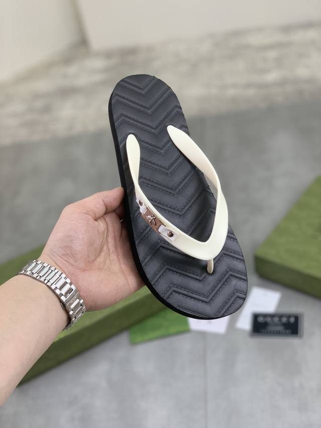 工厂价 实价 Gucci 古驰新款休闲拖鞋，官网1:1、高品质 完美做工 透射出一种尊贵奢华，高端超凡工艺中升华其奢侈定义。码数；38-45 ；多色选