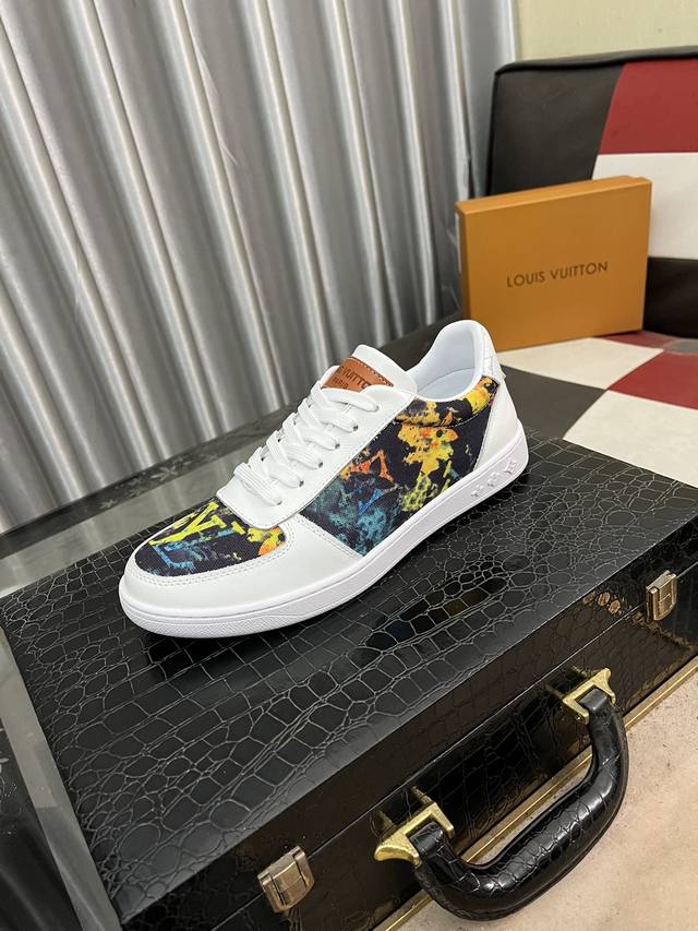 出厂价： Lv 路易威登。最新潮鞋休闲鞋实体店爆款。新品春夏季舒适进口定制原版牛皮，独特提花面料元素设计。搭配羊皮内里，Lv原版底，高端包装高品质细节决定品质、