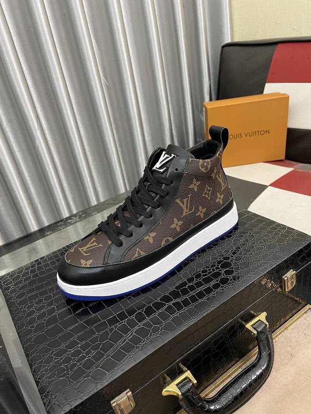 出厂价： Lv 路易威登。最新潮鞋休闲鞋实体店爆款。新品春夏季舒适进口定制原版牛皮，独特提花面料元素设计。搭配羊皮内里，Lv原版底，高端包装高品质细节决定品质、