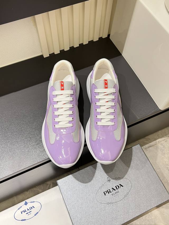 Prad* 情侣款新款休闲运动鞋，高端品质 Tw定制双层透气网布拼接头层牛皮材质， 鞋垫是小牛皮 冲孔设计 透气舒适 原厂真空pu吸塑大底 轻质柔软 脚感超级好