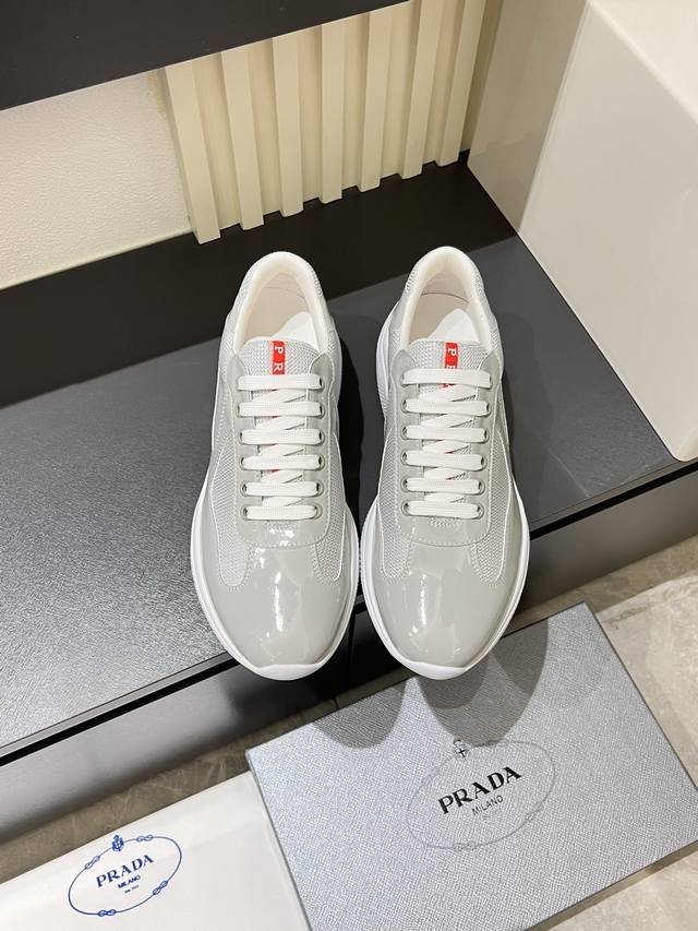 prad* 情侣款新款休闲运动鞋，高端品质 Tw定制双层透气网布拼接头层牛皮材质， 鞋垫是小牛皮 冲孔设计 透气舒适 原厂真空pu吸塑大底 轻质柔软 脚感超级好