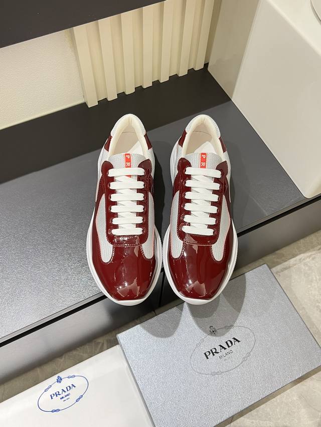prad* 情侣款新款休闲运动鞋，高端品质 Tw定制双层透气网布拼接头层牛皮材质， 鞋垫是小牛皮 冲孔设计 透气舒适 原厂真空pu吸塑大底 轻质柔软 脚感超级好