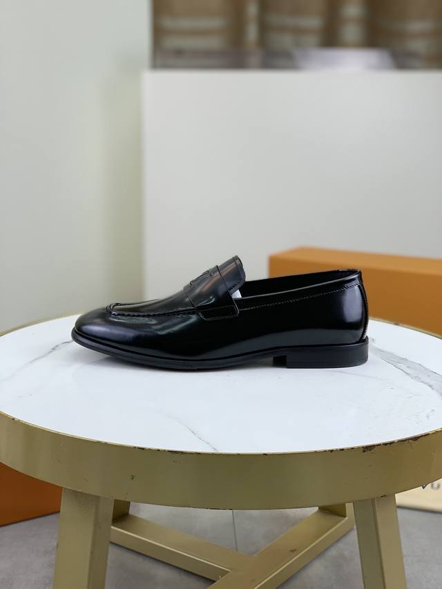 工厂价 真皮大底系列 Louis Vuitton 路易登威 Lv男士商务休闲皮鞋，奢华尊贵全部采用进口原版开边珠牛皮，只为打造更为舒适的穿着体验，鞋面：原版高端