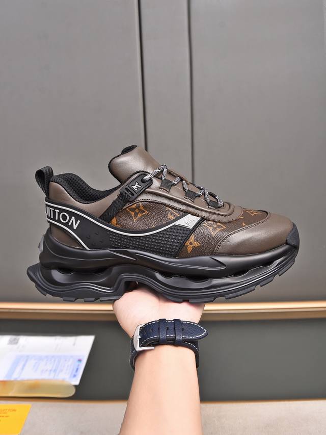 Louis Vuitton 路易威登2024新品米兰时装走秀款lv家标志，大咖风范，时尚潮人必备进口材料牛皮透气网里特供大底码数39-44 38 45 46定做