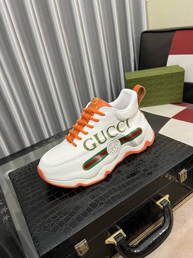 出厂价： Gucci 古奇官网男士休闲鞋同步款，鞋面选用牛皮配进口新品牌元素 古奇，彰显不俗的气息，设计简约套脚款型 超级百搭 内里皮，橡胶大底 ，码数38-4
