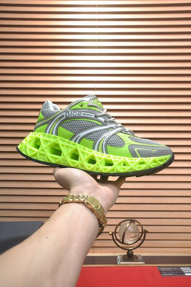 出厂价： 品牌：Dior 迪奥 标准码：39-44 45.46定制 等级：官网同款 材料：顶级原版牛皮拼接而成 原版耐磨轻便大底 款式类别：潮流时尚休闲鞋 尊贵