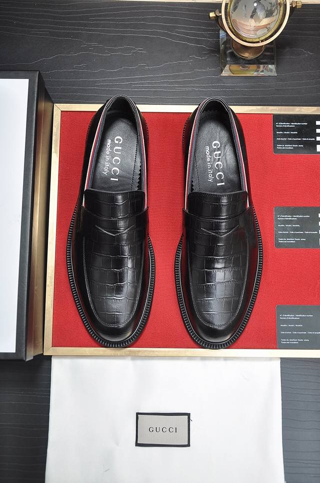 出厂价 意大利顶级奢侈男鞋巨头 Gucci 古奇 全牛皮内里 新款报到原汁原味的欧式风格 赏心悦目为了让鞋子更加耐用不变形制作继续沿用传统做法 但仍然不乏创新皮