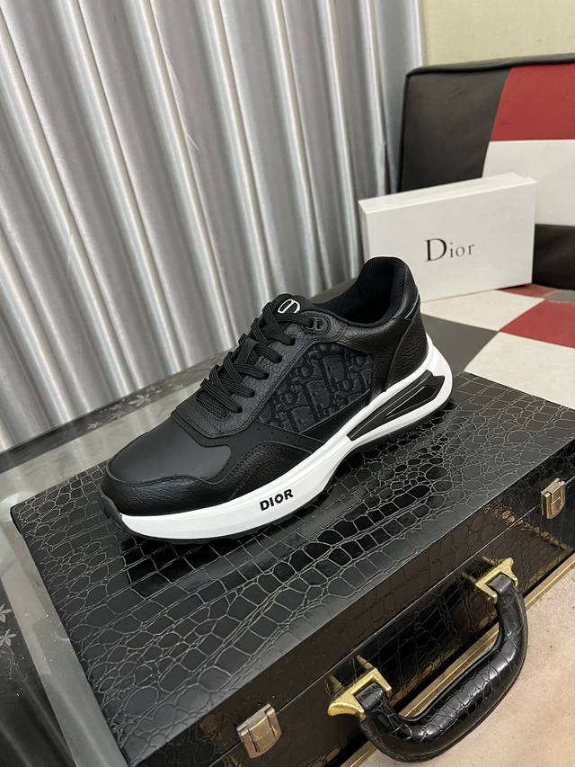 出厂价： 迪奥dior 新款休闲鞋，必爆款 ，采用潮流时尚鞋 最新爆款鞋面采用进口牛皮+专用印花面料拼接设计 ，羊皮垫脚，舒服橡胶大底 上脚轻巧舒适 实物更好看