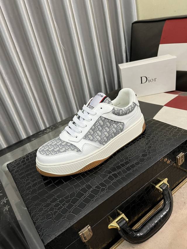 出厂价： Dior 2025迪奥原版系带低帮男鞋 经典款休闲鞋本款是官方主打经典款，1:1质量，原厂名师制作，采用优质牛皮配原版材料舒适透气网布內里猪皮鞋垫，完