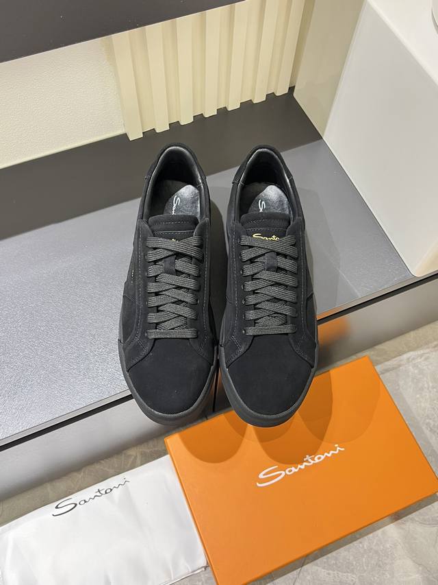 新款santoni 圣东尼 这是一款男士低帮运动鞋，采用双色皮革材质搭配设计细节精致且富有特色。 材质与颜色：该鞋采用皮革制作，主体颜色为 白色和兰色，配色鲜明
