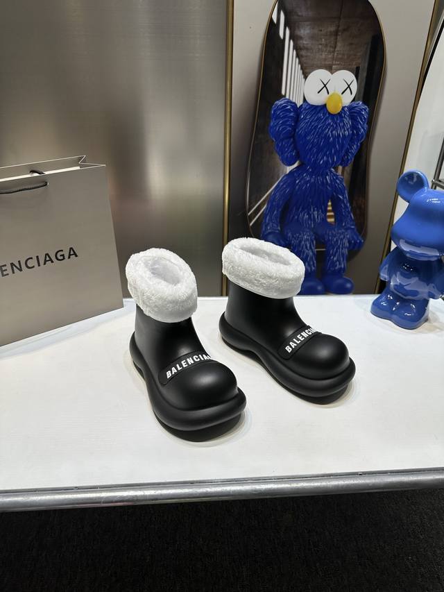 橙子出厂价 Balenciaga 巴黎世家 秋冬新款 娃娃头字母雨靴 大头短靴 这款平底在欧美街拍中出境率超高，Ins也是火了一把。 加绒 可拆卸 两穿 加绒不