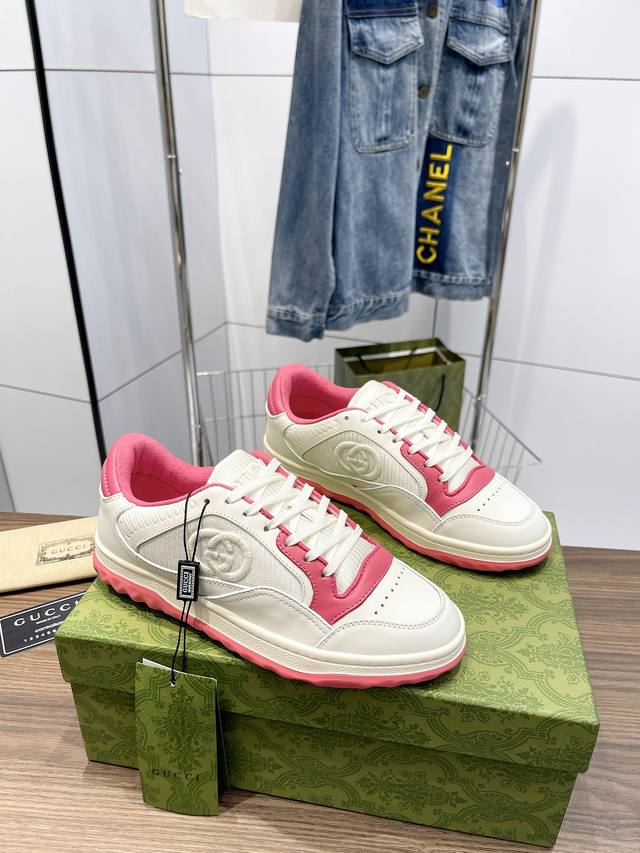 橙子出厂价 Gucci 古驰最新爆款mac80系列 情侣款运动鞋 休闲鞋小白鞋 原版购入开发 ，精致小巧的互扣式双g标识浪漫诠释此系列的美学理念。选用米白色皮革