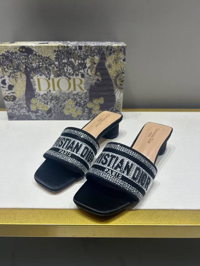 出厂： Dior 迪奥 2024夏季新款 刺绣字母水钻方头粗跟拖鞋 高跟凉拖 跟高：5Cm 码数：35-41